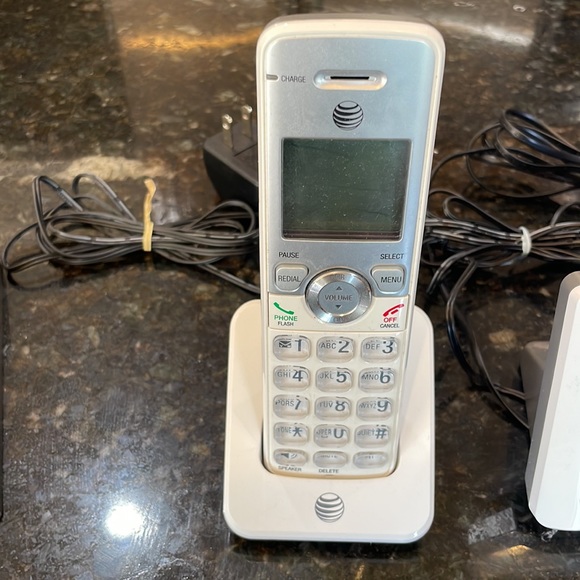 AT&T 2 Handset Cordless Phone with Answering System - Picture 2 of 11